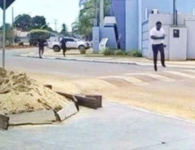 Imagem da notícia Acusado de tentar matar adolescente tenta fugir algemado após audiência em Coxim (vídeo)